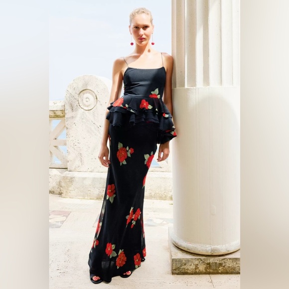 🔥🔥Zara Black top  with Red Floral Design - Picture 1 of 3